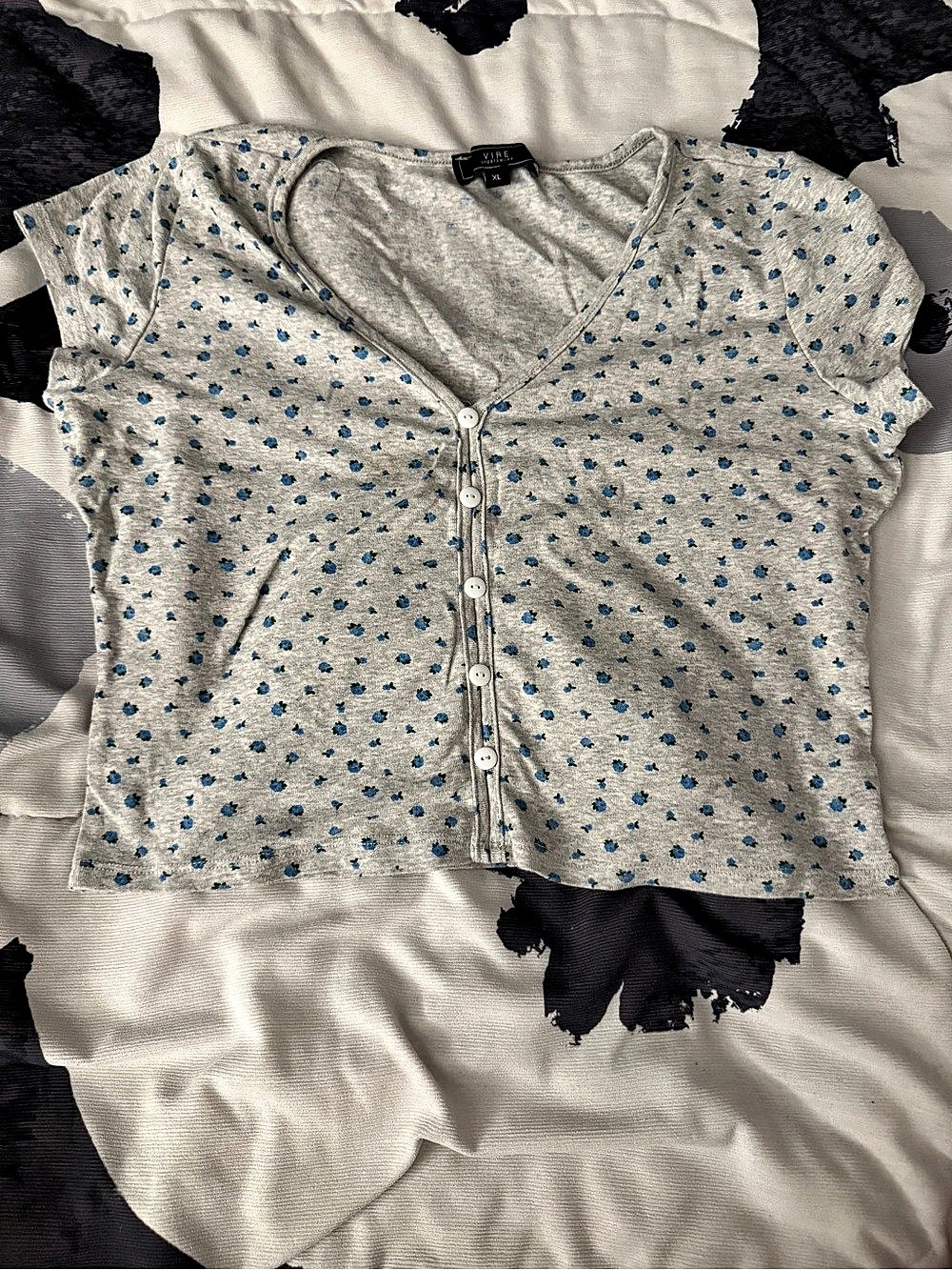 Vibe Sportswear Short Sleeve Floral Top in Gray & Blue XL Like New